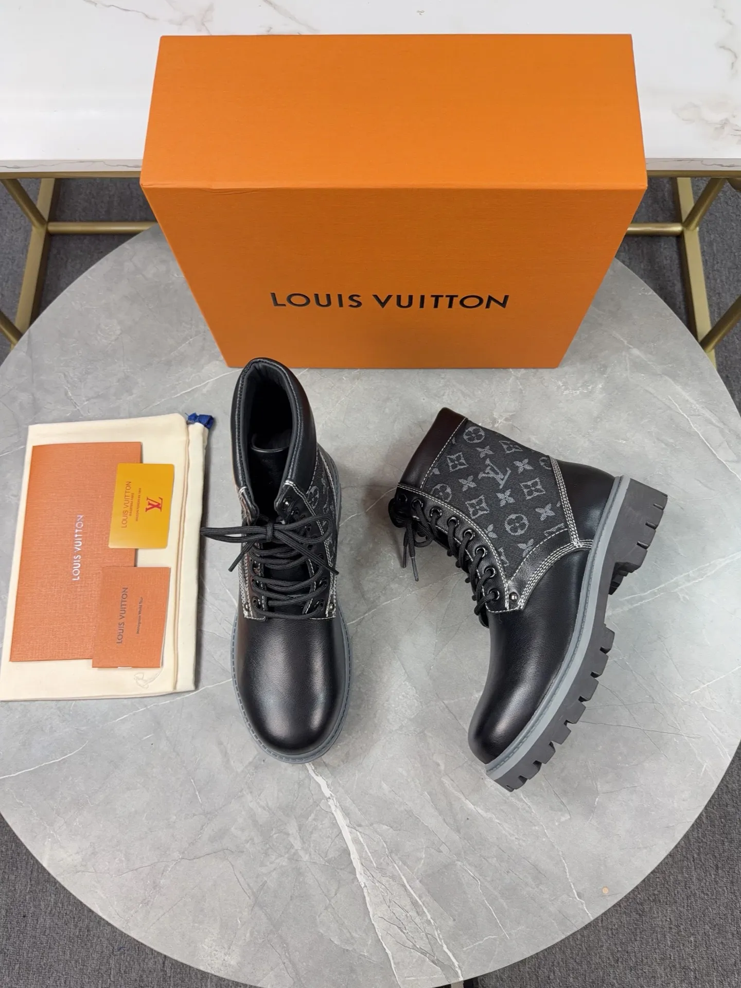 p720🐮🐮2025 top version: couple style LV presbyopia, embossed rhubarb boots, ankle boots, embossed waterproof nubuck cowhide boots, relying on the brand's exquisite craftsmanship to carefully reshape the classic T 6-inch boot shape in Italy to create an American-style autumn and winter men's and women's wear show. The original laces and outsole are exquisitely detailed, and the leather label expresses the cooperation logo. Exquisite packaging at the delivery counter🛍📦 ▪️Fabrics: Original customized imported first-layer cowhide ▪️Inner lining: Original customized leather lining/mesh lining ▪️Outsole: Original molded anti-slip rubber material ▪️Sole thickness: 3.5CM ▪️Size: 35-40 for women and 39-46 for men